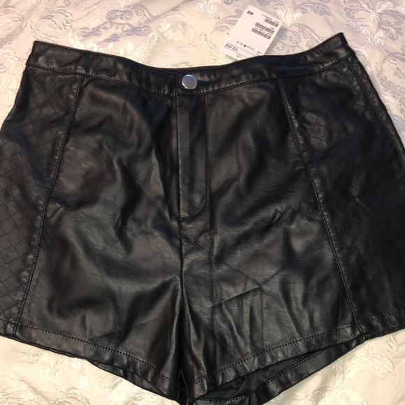 H&M high rise faux leather shorts 8 black - Picture 2 of 5